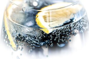 Gin med en citronskive