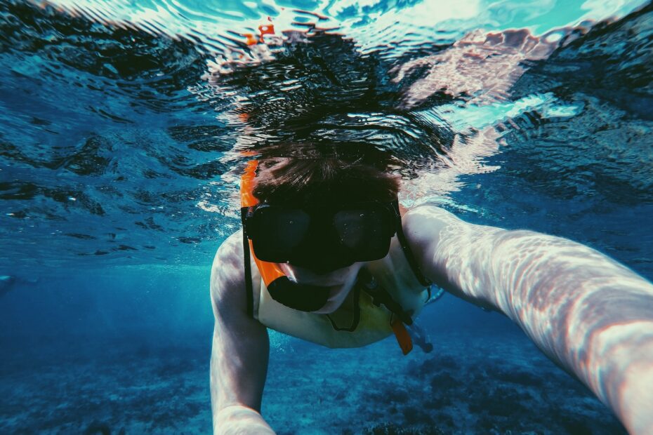 pige med snorkel i vandet
